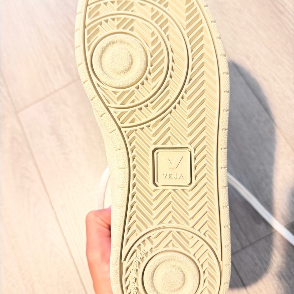 NWOT Veja V-12 Sneakers Extra White/Dune Size US 7/EU 38 - Picture 8 of 8